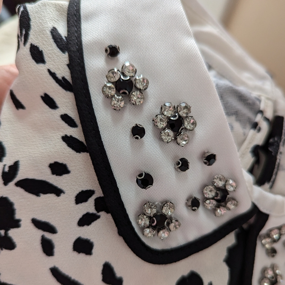 Black & white floral print blouse flowy Peter Pan collar rhinestone fun small - Picture 7 of 14